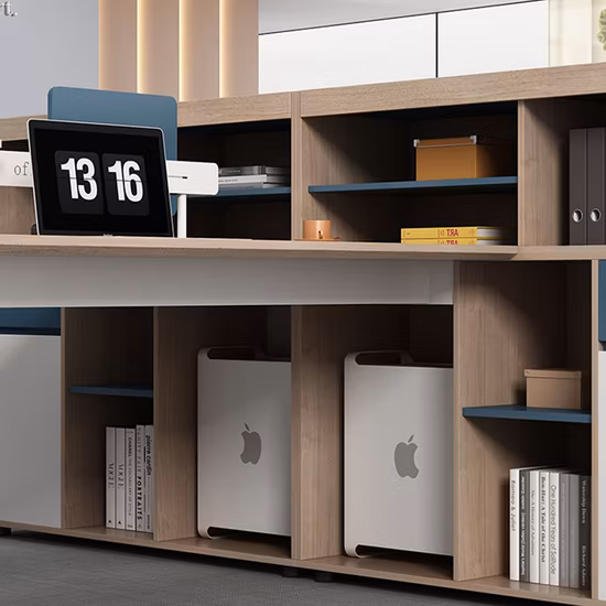 Grande quantidade de desconto para quatro pessoas tela financeira mesa de funcionários do escritório executivo com gabinete alto